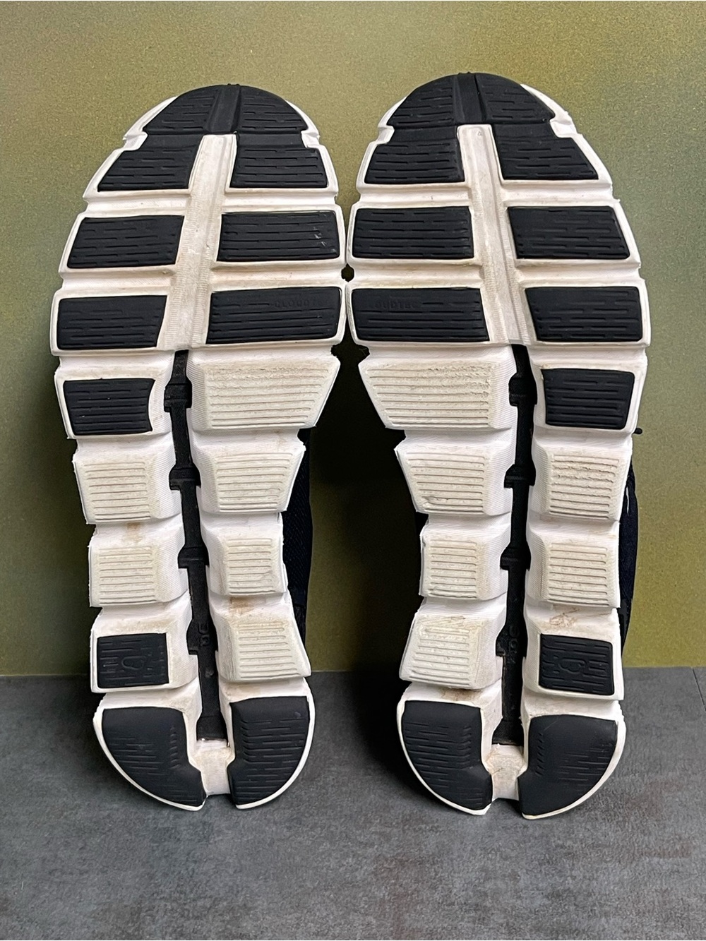 On Cloud 5 Women's Black/White Running Shoes Size 9 - Picture 12 of 16